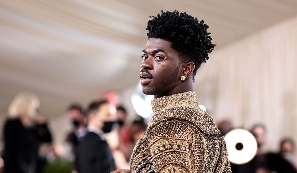 Lil Nas X es alabado en Brasil con impresionante mural