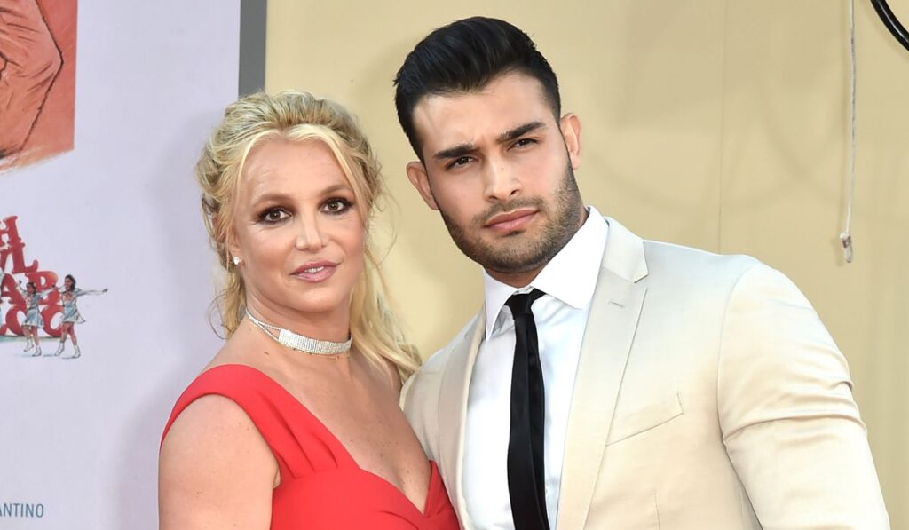 Novio de Britney Spears responde a seguidores que exigen acuerdo prenupcial tras compromiso