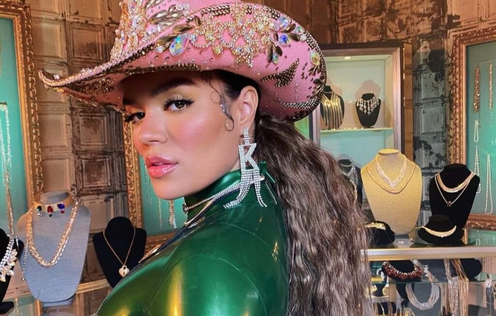 Le llueven las críticas a Karol G tras descubrirse su descarado playback en medio de aparatosa caída