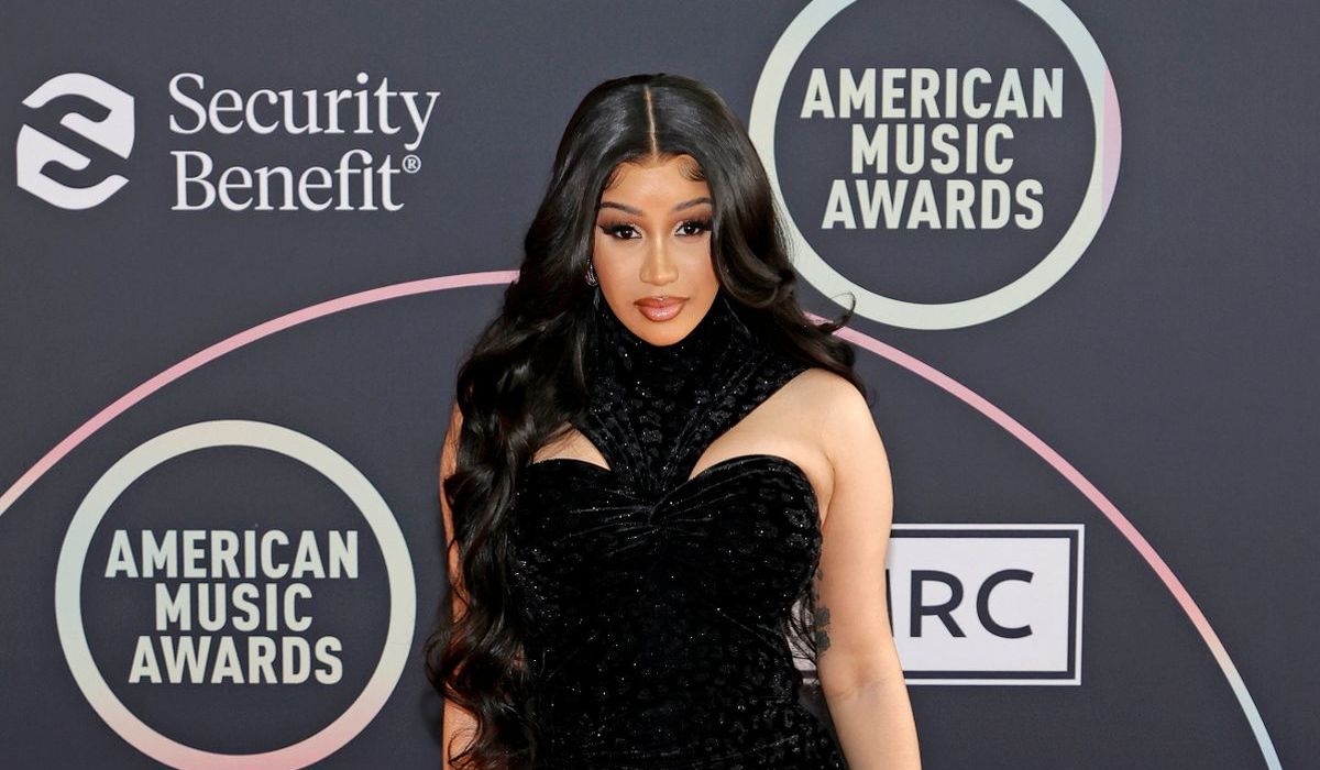 Cardi B defiende a mujeres de color discriminadas en strip club (VIDEO)
