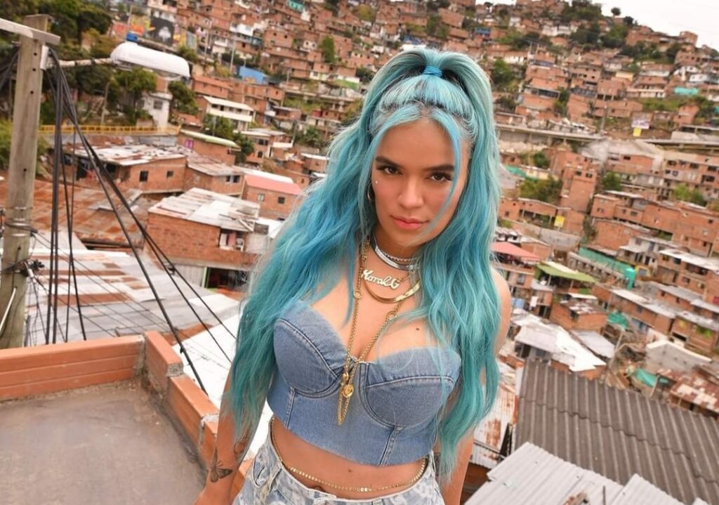 Karol G conmociona las redes cantando en tangas vallenato