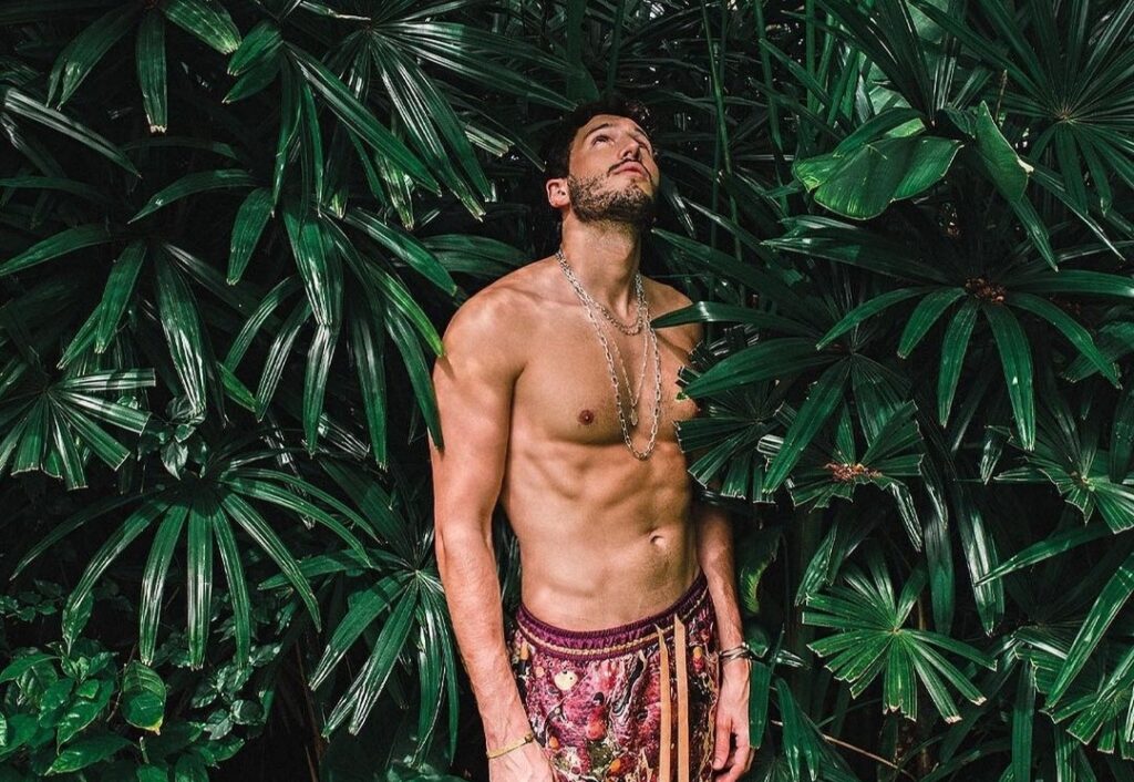 Sebastián Yatra besó a una fan mexicana en la boca y recibió duras críticas por esta razón