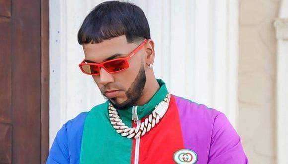 Anuel AA enfurece con presentadores que le nombraron a Karol G y a Yailin