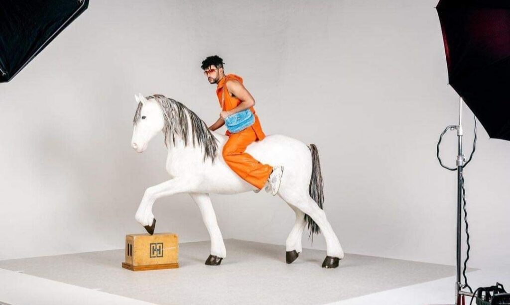 Bad Bunny modela carteras para mujeres y le llueven críticas homofóbicas y machistas