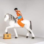 Bad Bunny modela carteras para mujeres y le llueven críticas homofóbicas y machistas