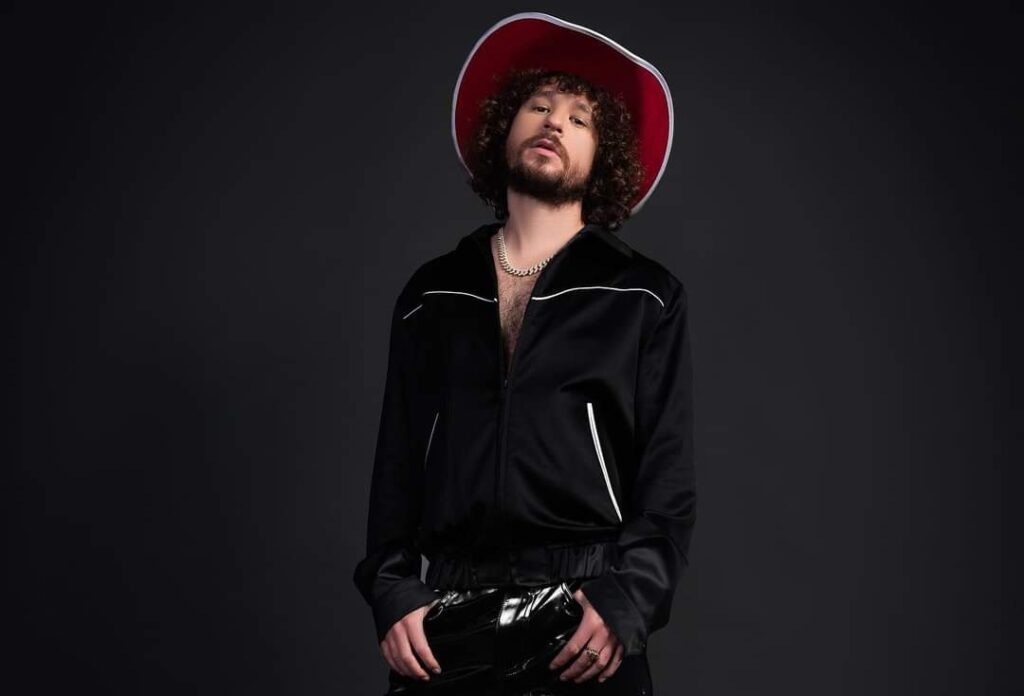 Cancelan brutalmente a Luisito Comunica por portada machista y misógina en Playboy; "Proxeneta"