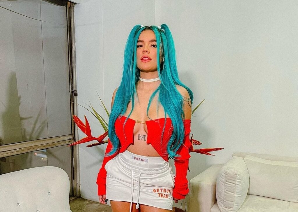 Karol g mostró sus pechos para enseñar su nuevo piercing y le llueven las críticas