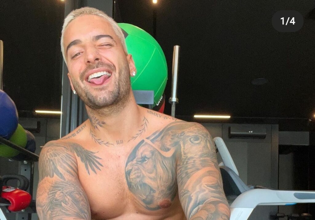 Maluma enciende las redes por fotografías de su cuerpo bañado de champán