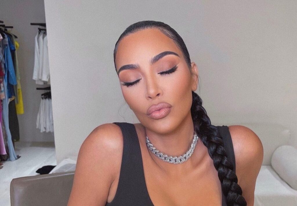 Pillan un error de photoshop en una foto de Kim Kardashian y le llueven las burlas