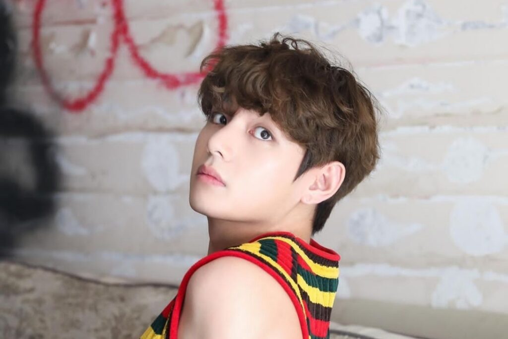 V de BTS sale en una cita nocturna con un chico misterioso y despierta la curiosidad de ARMY