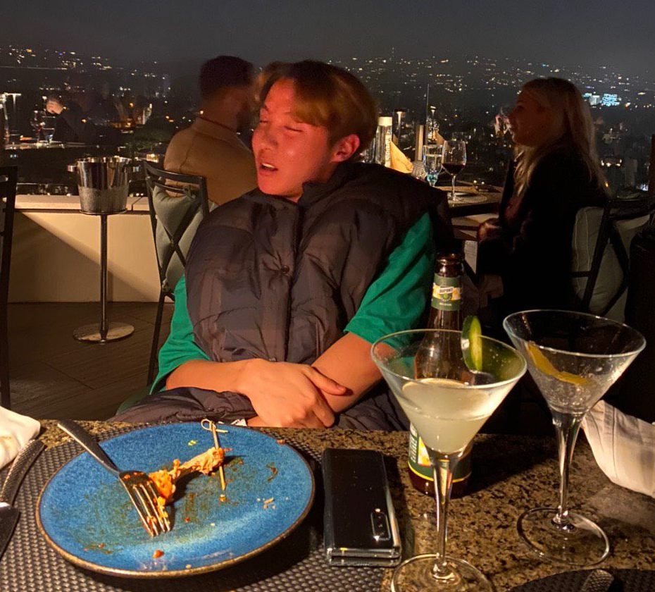 V de BTS sale en una cita nocturna con un chico misterioso y despierta la curiosidad de ARMY