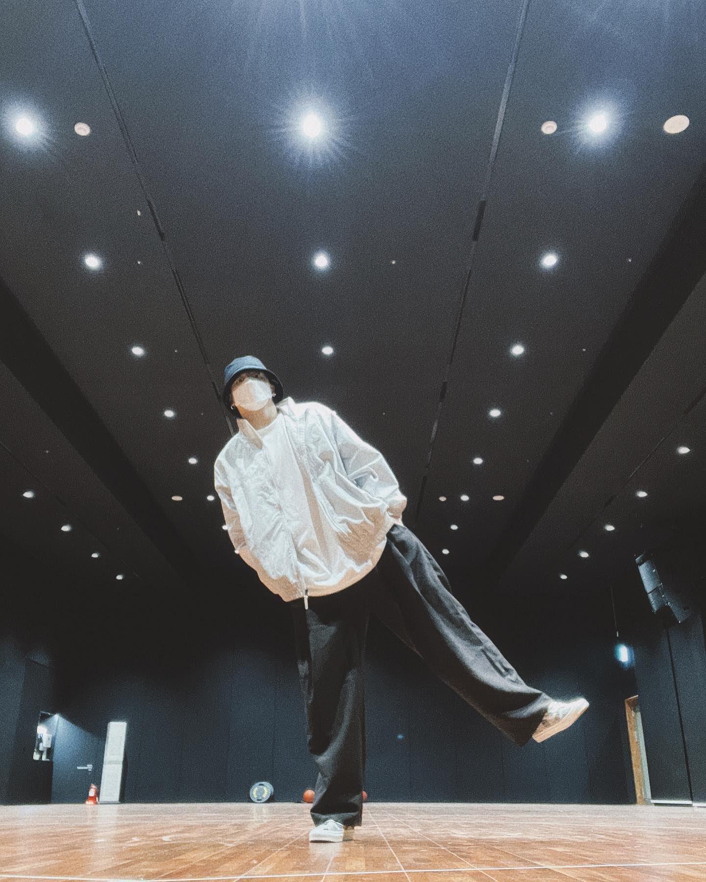 Jungkook de BTS pública fotos practicando nuevas coreografías y enciende las alarmas del posible comeback del grupo