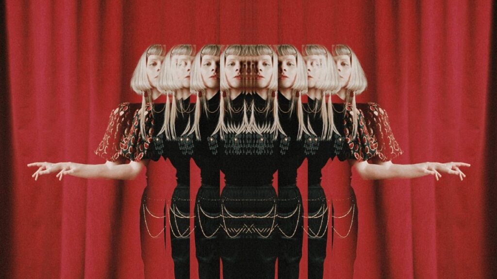 AURORA y su álbum 'The Gods We Can Touch' demuestra lo poderosa que es para crear música SOLA