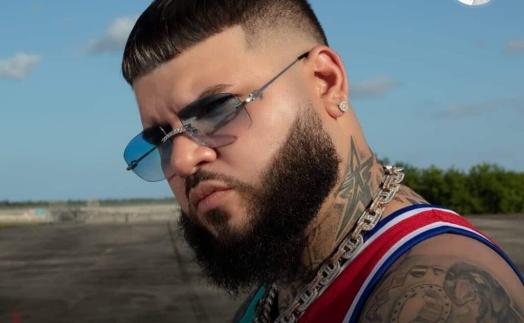 Farruko se presenta en show en Miami y en vez de cantar se puso a llorar y predicar, desatando la polémica