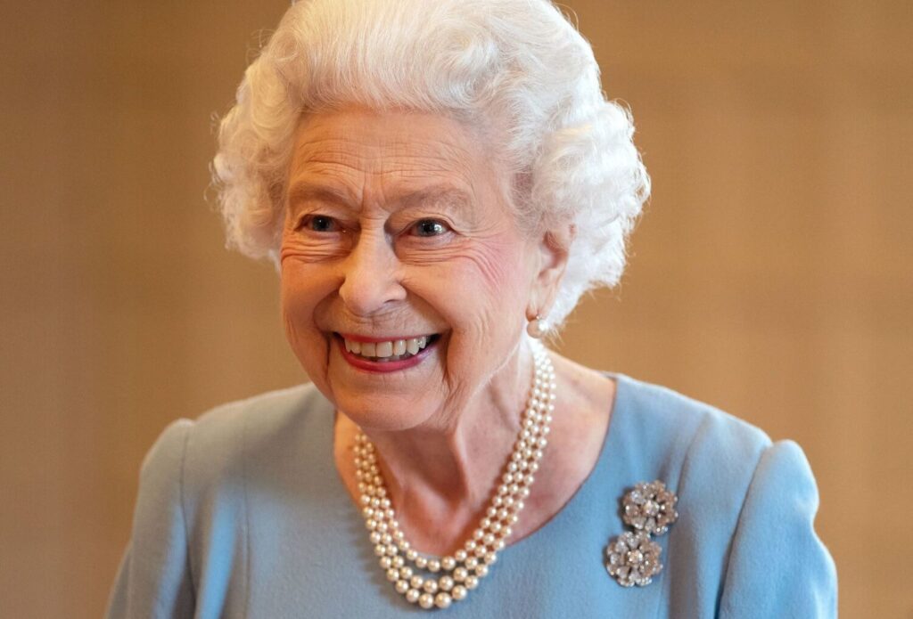 La reina Isabel II da positivo para COVID-19, ¿Está grave?