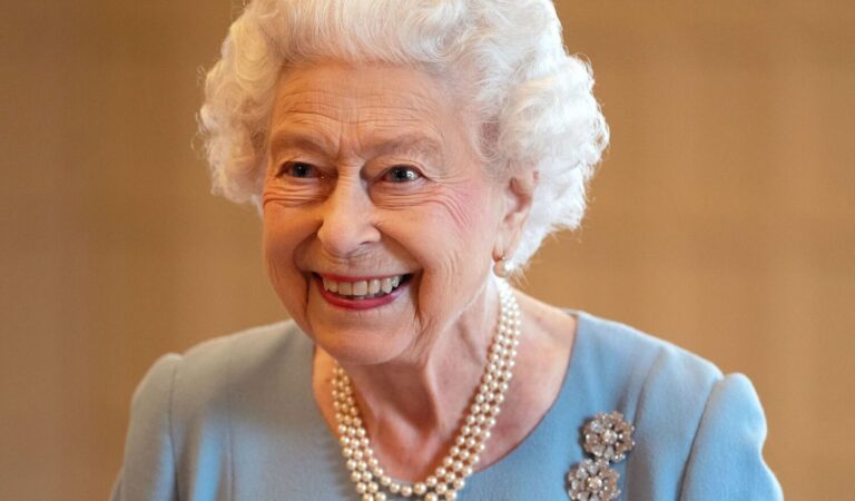 La reina Isabel II da positivo para COVID-19, ¿Está grave?