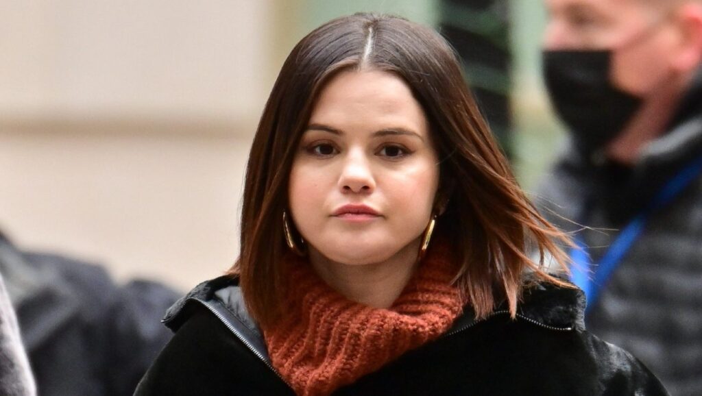 Selena Gomez deja a un lado las críticas y lo demuestra junto a Coldplay