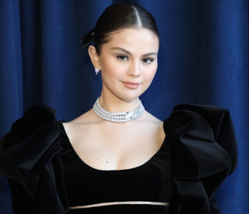 Tras su caída en los SAG Awards Selena Gomez renuncia a los tacones presentando descalza
