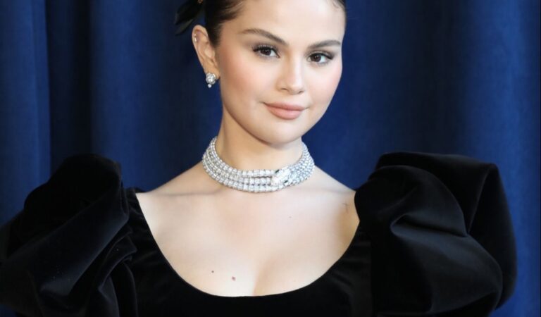 Tras su caída en los SAG Awards Selena Gomez renuncia a los tacones presentando descalza