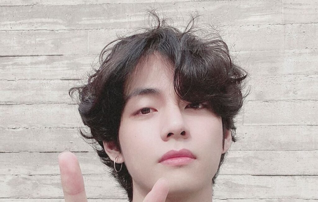 V de BTS da positivo para COVID-19 y ARMY envía mensajes de apoyo