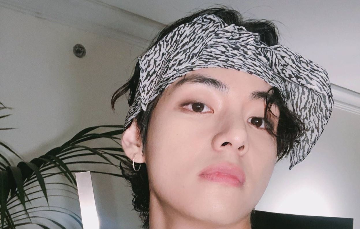 V de BTS tiene el hábito de fumar cigarrillos electrónicos y preocupa a ARMY