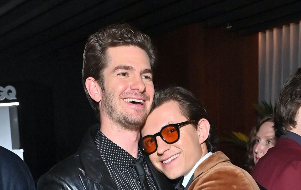 Andrew Garfield se burla de Tom Holland por no saber mentir