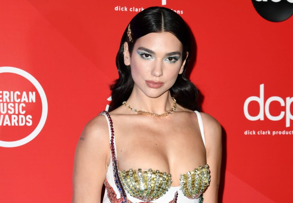 Así sorprendió Dua Lipa a un adulto de 80 años que es fan de ella