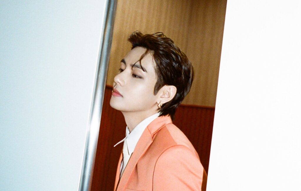 BTS: Descubre como suena la voz de V en español (VÍDEO)