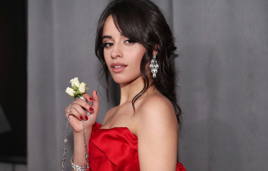 Camila Cabello sufrió percance con su vestuario y mostró la parte superior de su cuerpo en programa en vivo