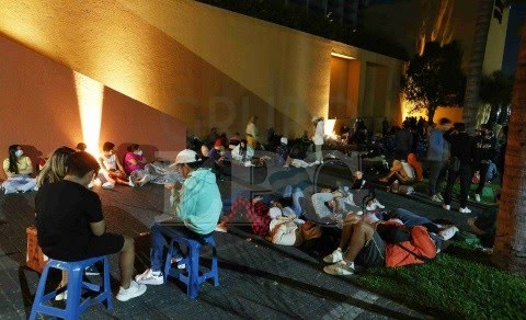 Conmoción y caos para adquirir entradas para el concierto de Bad Bunny hacen que la gente se caiga a golpes en las filas