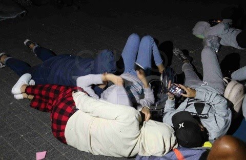 Conmoción y caos para adquirir entradas para el concierto de Bad Bunny hacen que la gente se caiga a golpes en las filas