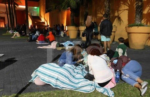 Conmoción y caos para adquirir entradas para el concierto de Bad Bunny hacen que la gente se caiga a golpes en las filas