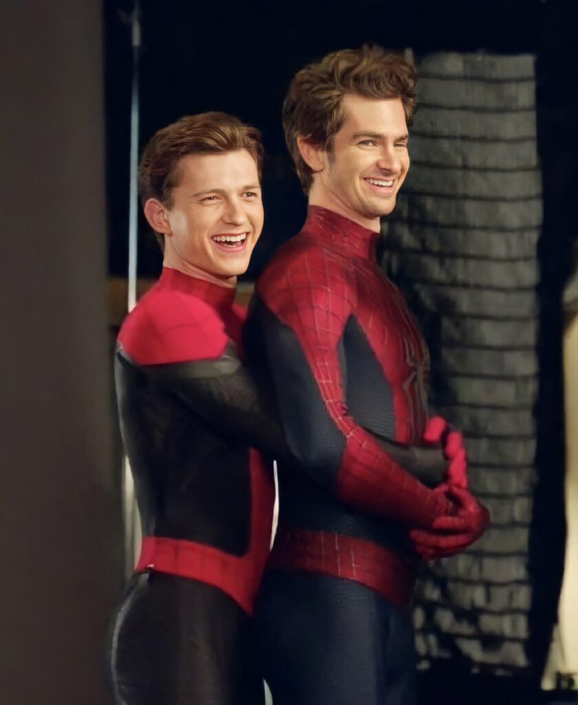 Tom Holland pone su miembro en el trasero de Andrew Garfield para un detrás de escena