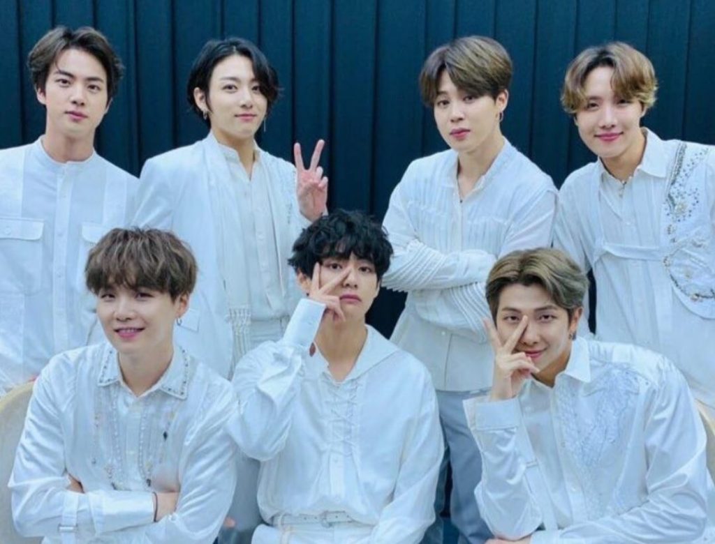 ARMY se preocupa por BTS después de que arrojaran objetos al escenario en 'PTD Las Vegas'