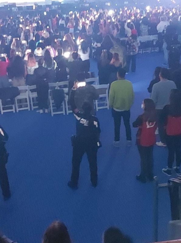 ATEEZ es tan épico en su gira que incluso la policía se ha vuelto fan