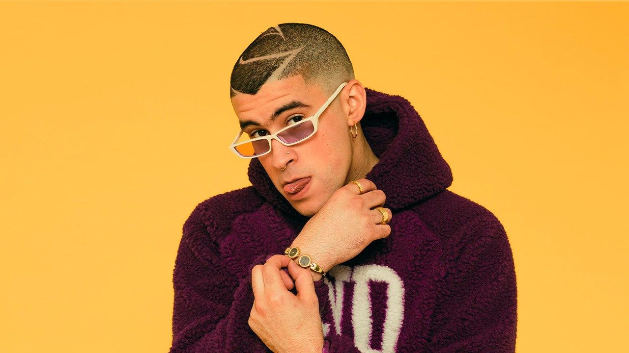 Bad Bunny sufre dramática caída en un concierto en Estados Unidos (VÍDEO)