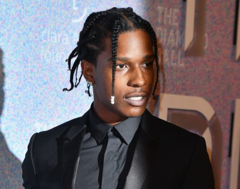 El novio de Rihanna, A$AP Rocky, es arrestado por la policía en el aeropuerto