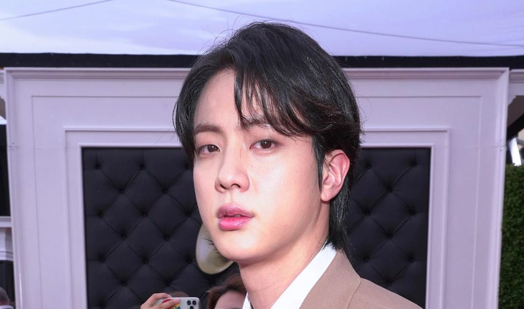Jin de BTS es elogiado por su profesionalismo tras actuar lesionado en los GRAMMYs
