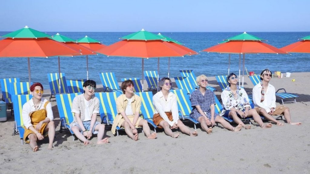 Los miembros de BTS se enamoraron de una chica en la playa y bailaron con ella (VÍDEO)