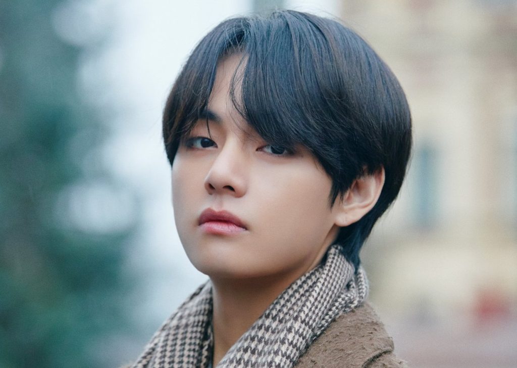 V de BTS le regala un Army Bomb a una niña en un concierto en Las Vegas y le tira un piropo(VÍDEO)