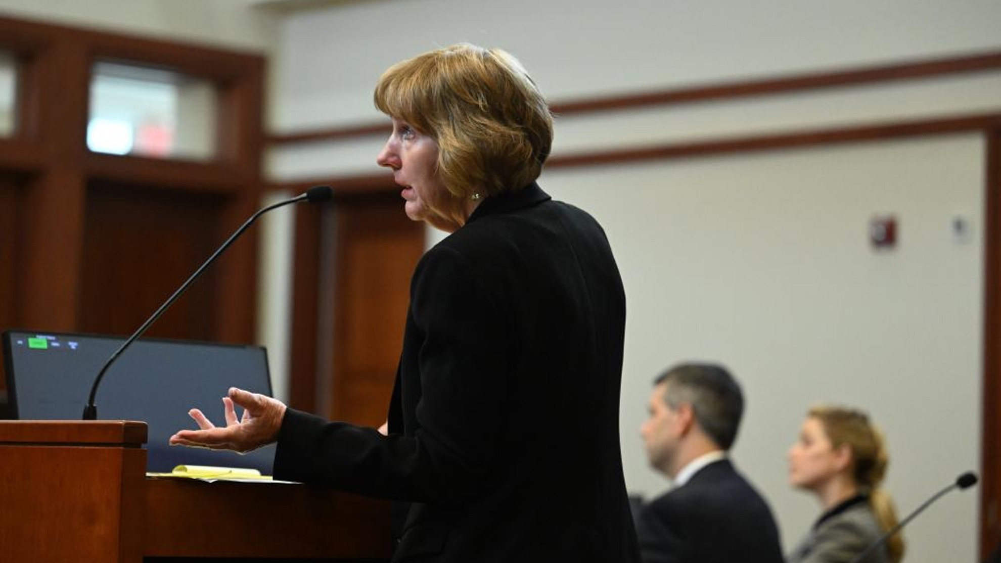 Abogada de Amber Heard colapsa y se quiebra en llanto en plena corte