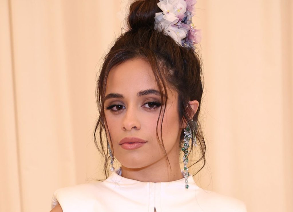 Camila Cabello se luce en su actuación en la final de la UEFA Champions League