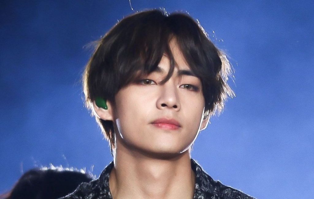 Filtran foto de V de BTS mostrando su tonificado cuerpo sin camisa