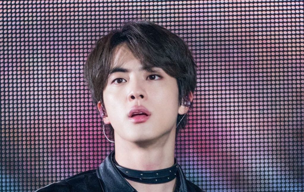 Jin de BTS derrite a todos al mostrar su tonificada y ancha espalda sin camisa
