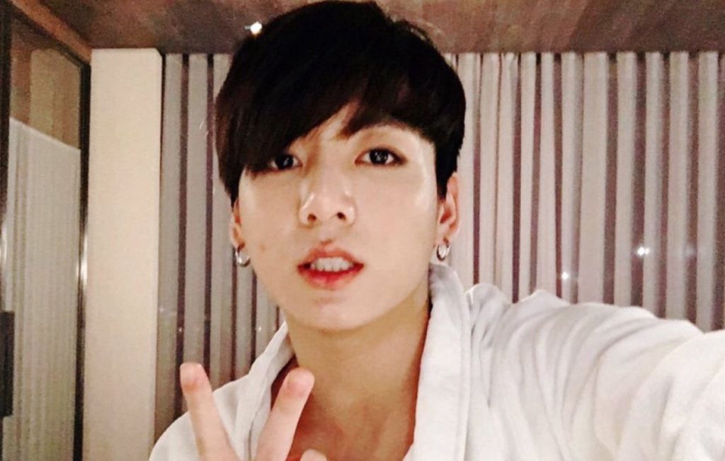 Jungkook de BTS enciende las redes al revelar que duerme en boxers