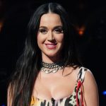 Katy Perry sufre caída en American Idol vestida de La Sirenita