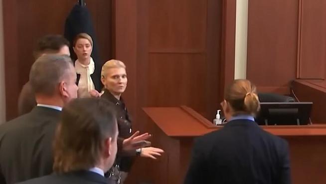 La polémica reacción de Amber Heard al ver que Johnny Depp se le acercó en el juicio (VÍDEO)