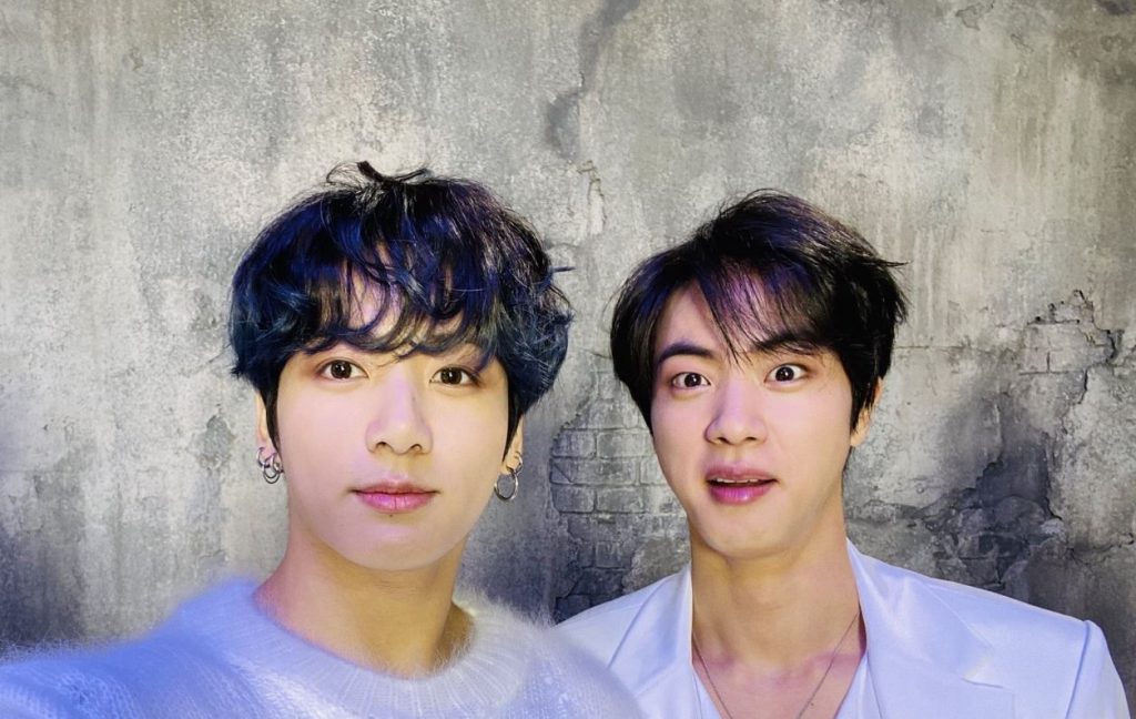 BTS: Captan a Jin intentando lamer a Jungkook mientras promocionan 'PROOF'