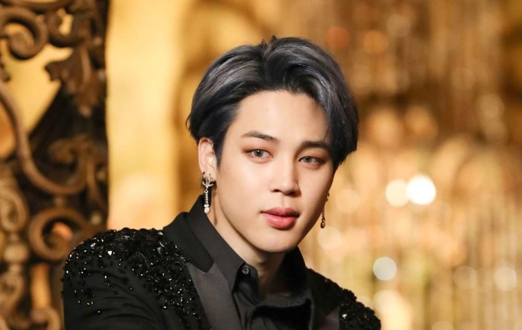 Jimin posa sin camisa para el nuevo photoshoot de BTS mostrando su tonificado cuerpo