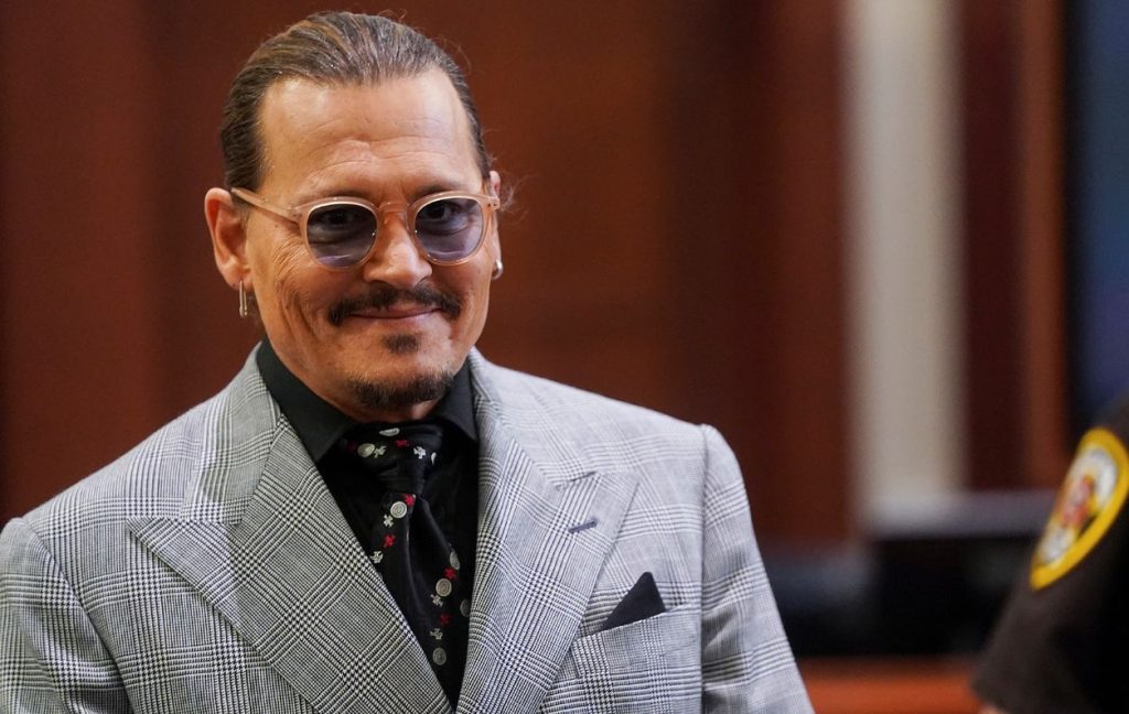 Johnny Depp se reivindica tras ganar juicio contra Amber Heard y es captado celebrando